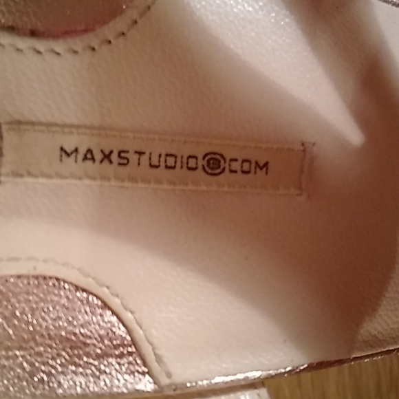 Good looking Gold platform sandals - Picture 6 of 7